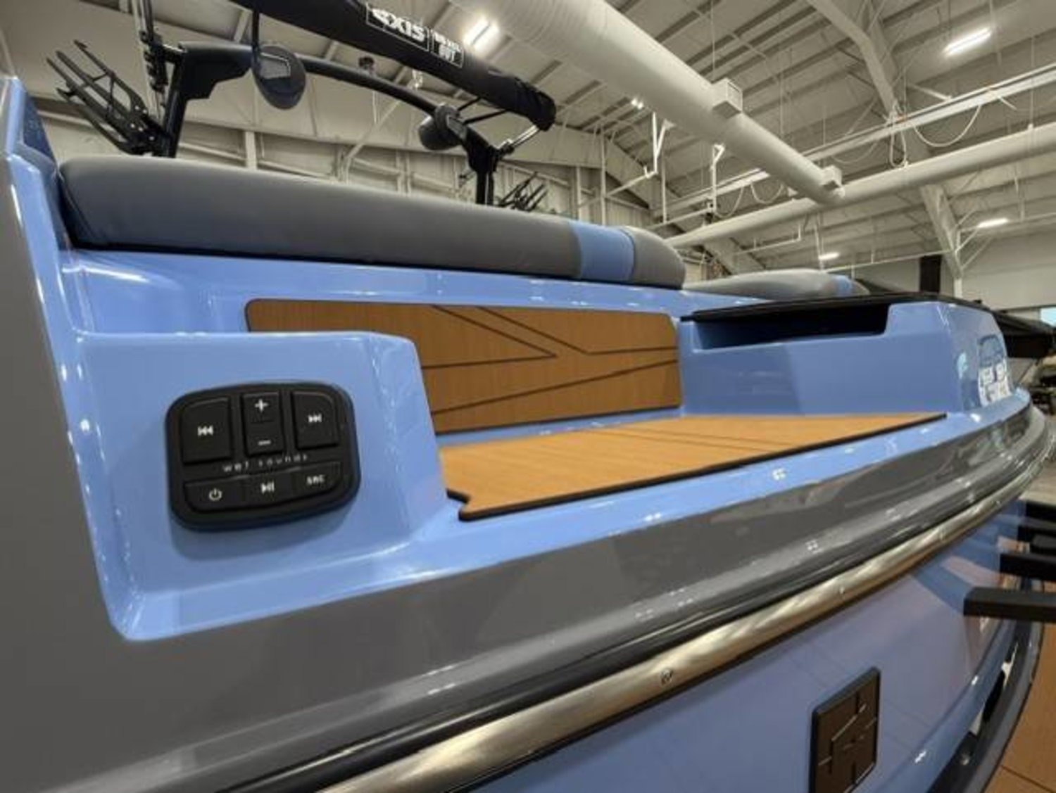 2027 Axis T220