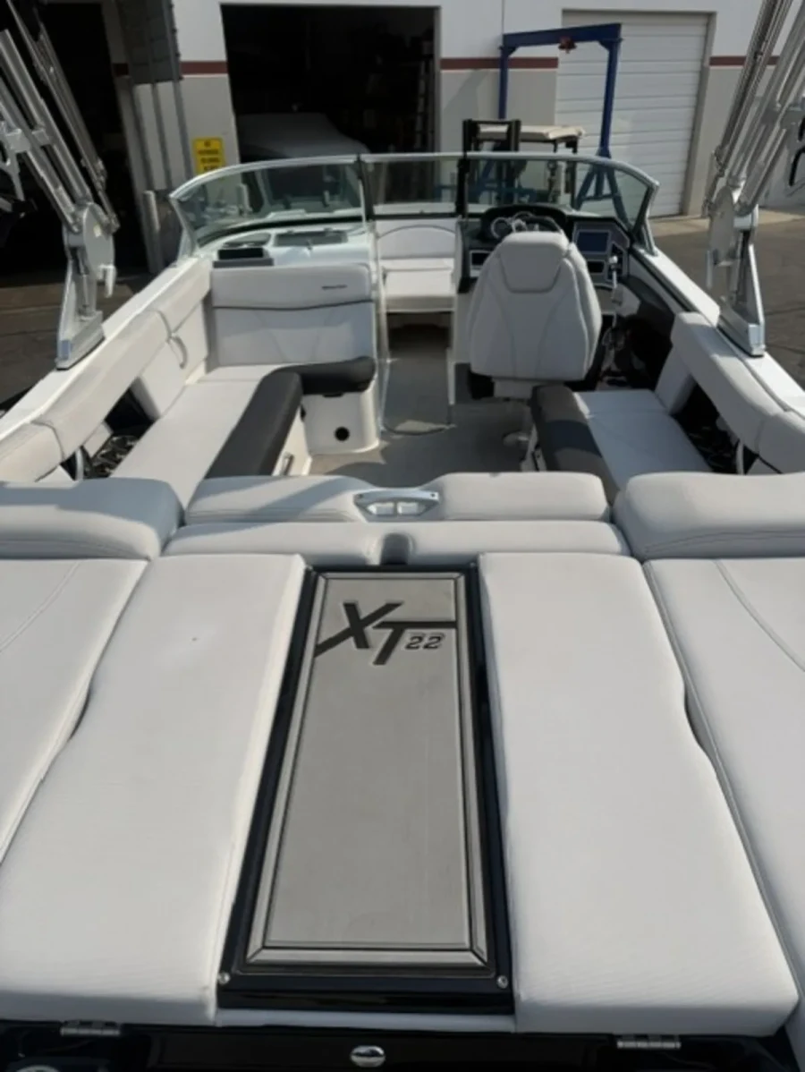 2019-mastercraft-xt22-143593-image3.webp