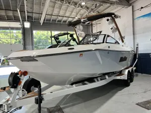 2025-malibu-wakesetter-23-lsv-143683-image1.webp