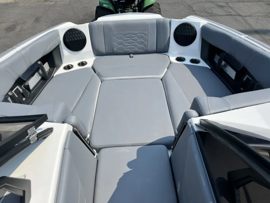 2025-malibu-wakesetter-22-mxz-143684-image6.webp