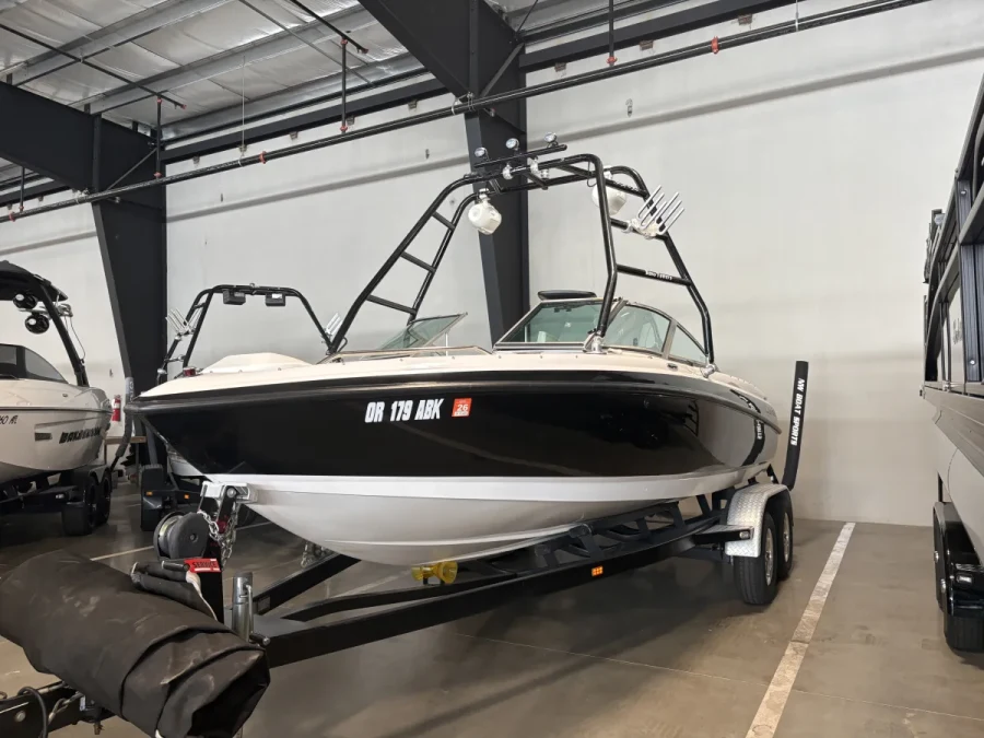 2001-mastercraft-maristar-210-143694-image1.webp