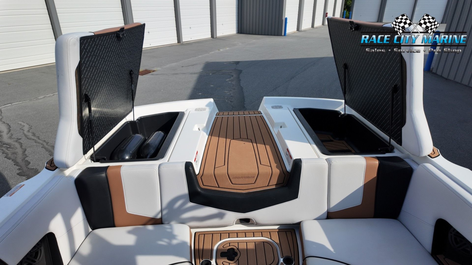 2018 Nautique 230