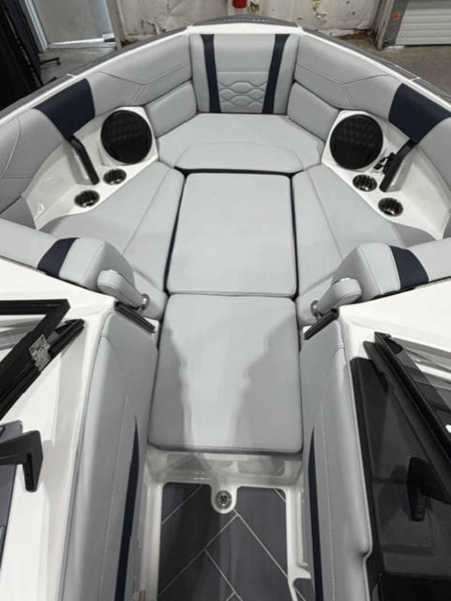 2027 Malibu 23 LSV