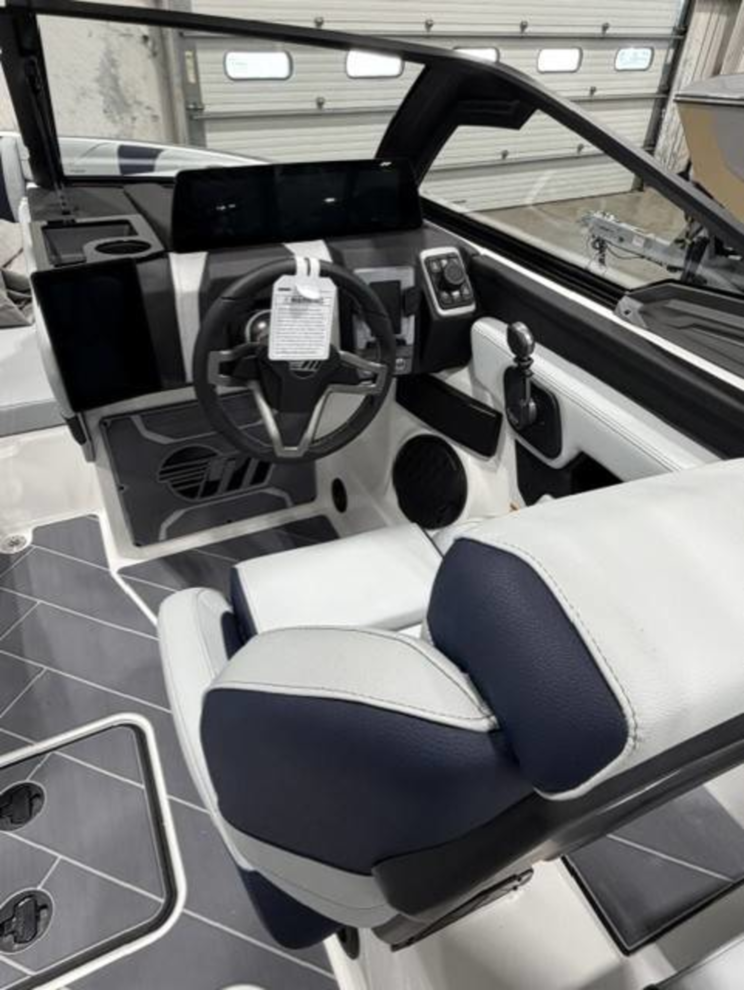2027 Malibu 23 LSV