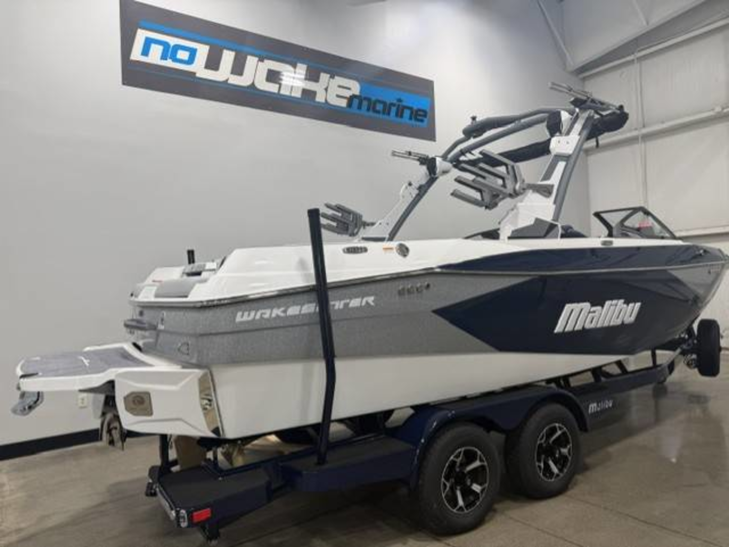 2027 Malibu 23 LSV