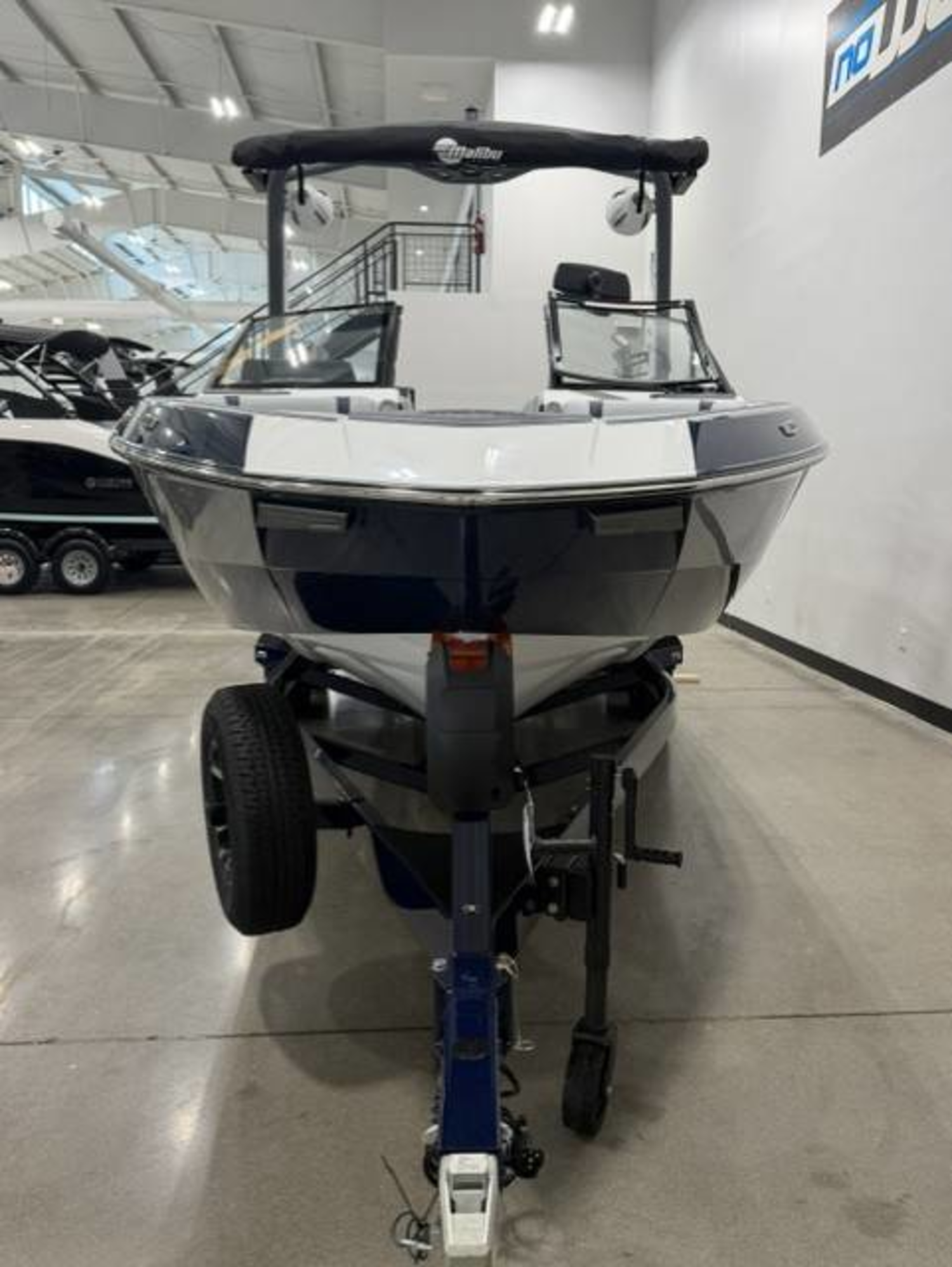 2027 Malibu 23 LSV
