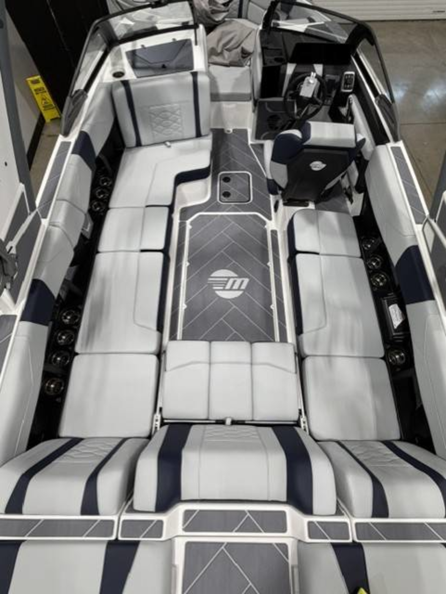 2027 Malibu 23 LSV