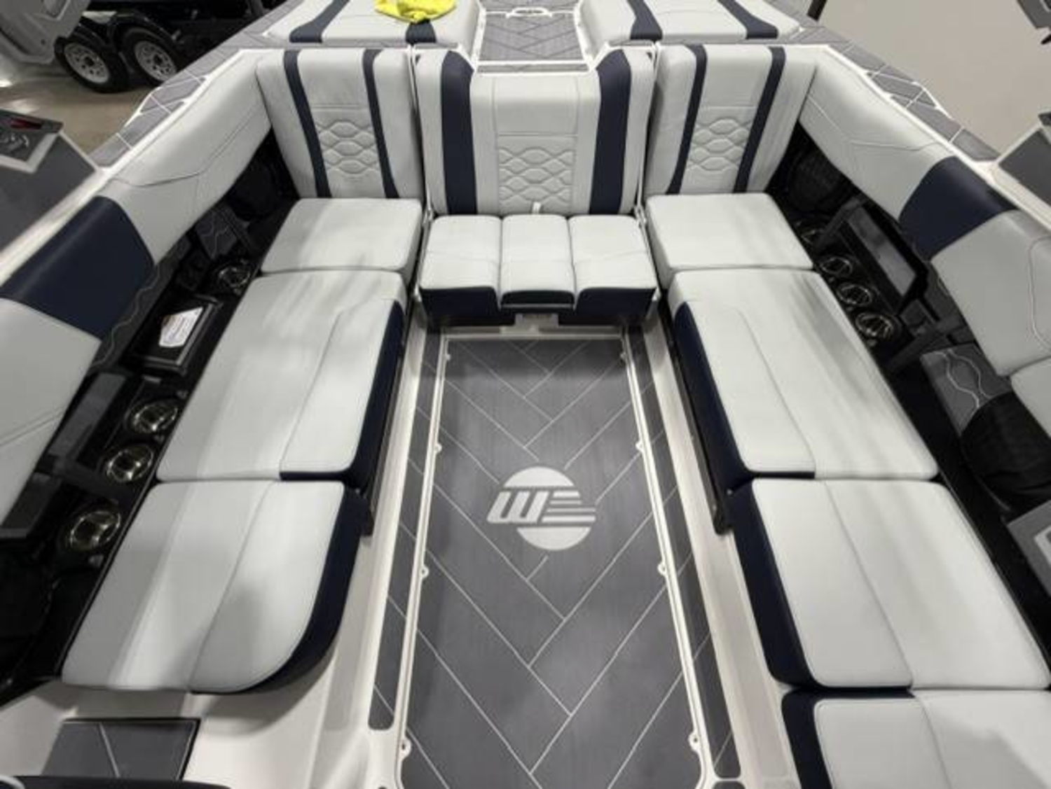 2027 Malibu 23 LSV