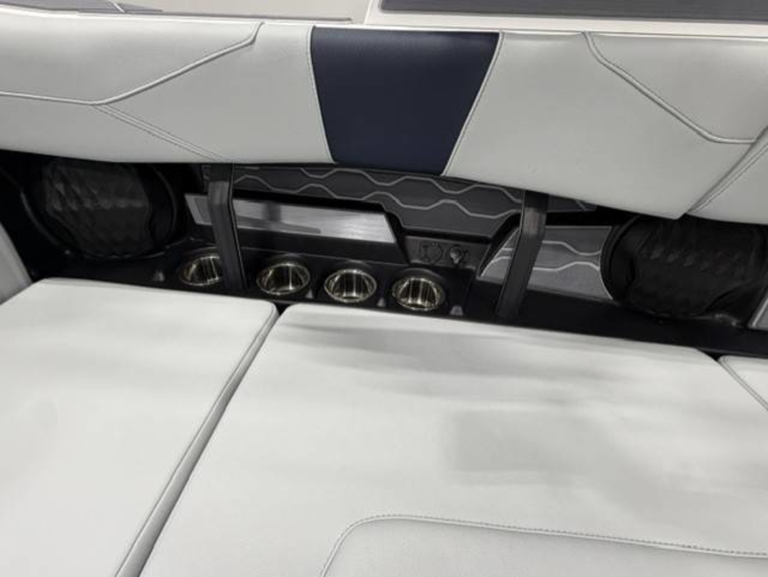 2027 Malibu 23 LSV