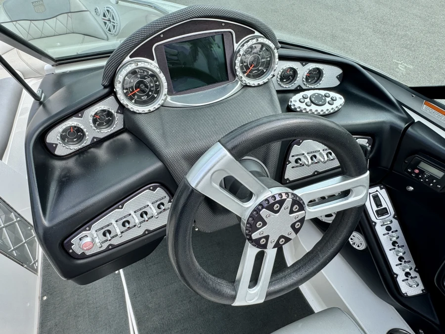 2011-mastercraft-x15-143752-image14