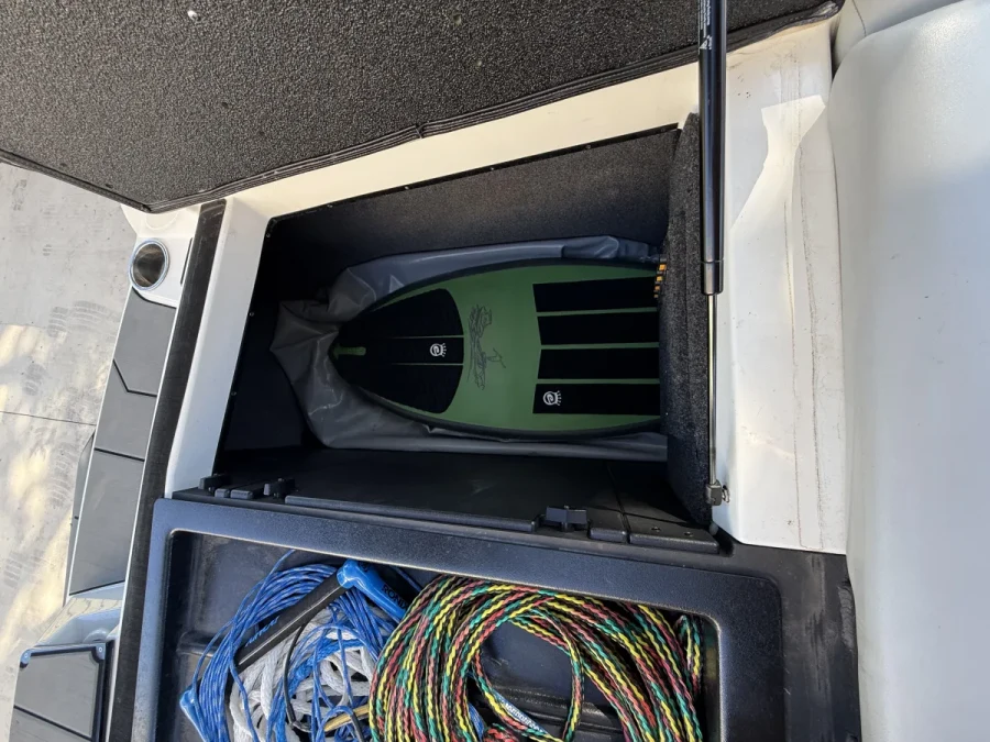2019-axis-a22-143858-image14.webp