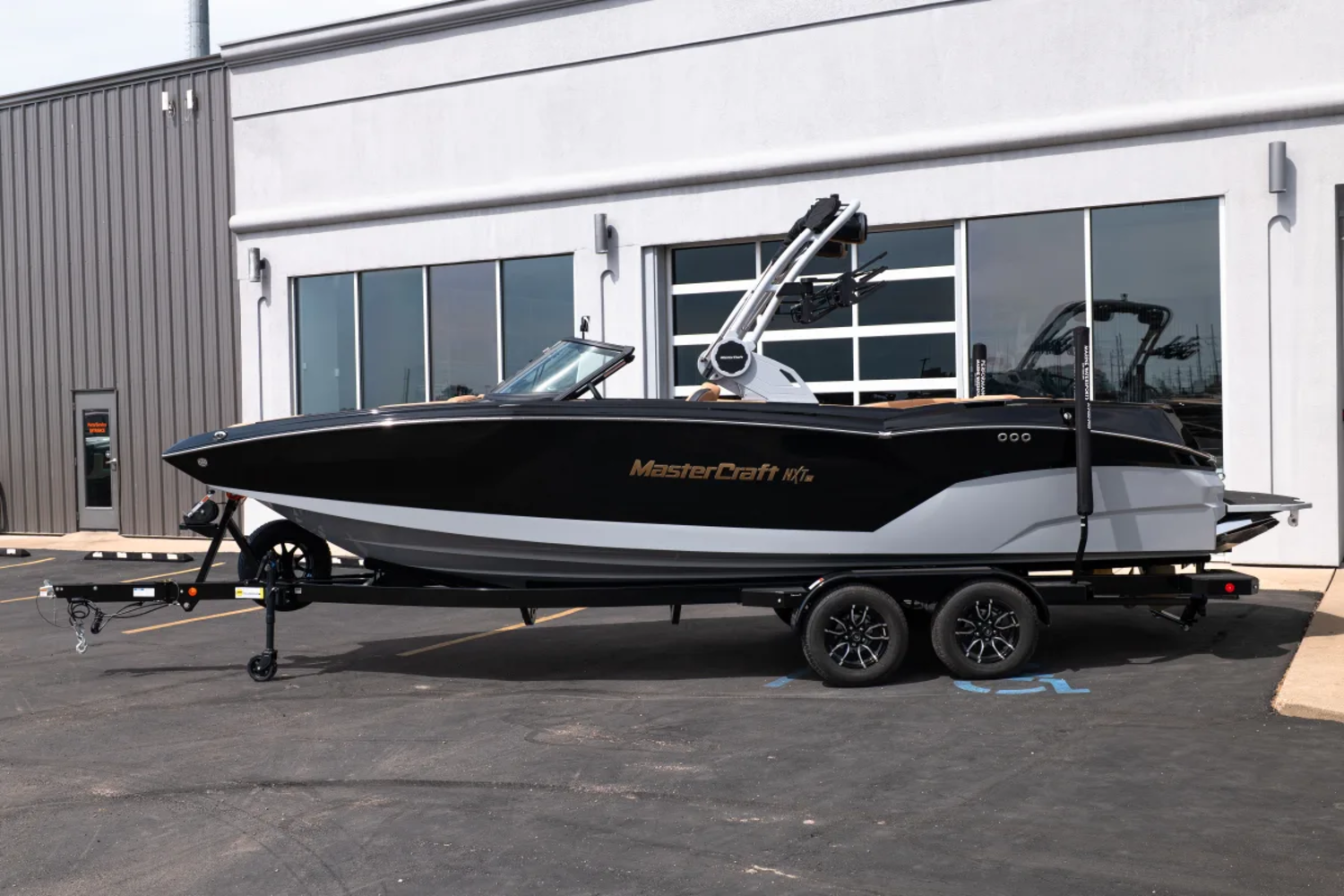2027 MASTERCRAFT NXT24 MIDNIGHT BLACK & STEALTH GREY