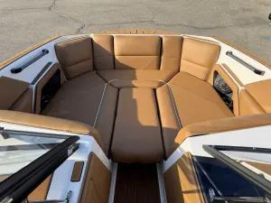 2027 MOOMBA Max Icon