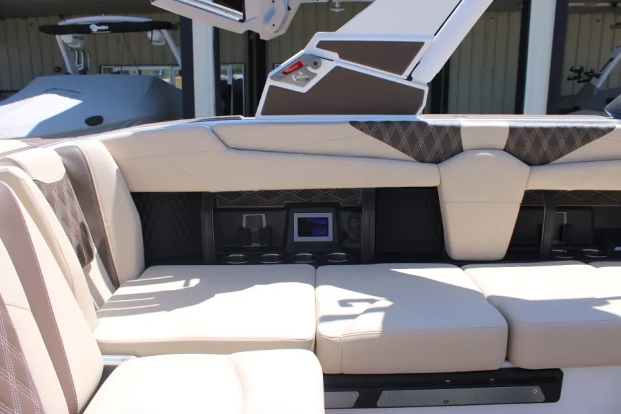 2027-malibu-m230-143978-image12.webp
