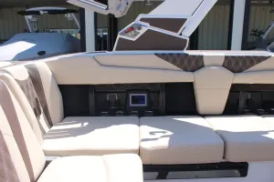 2027-malibu-m230-143978-image12.webp