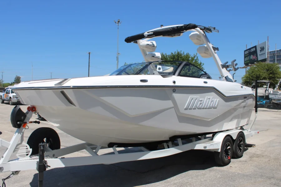 2027-malibu-m230-143978-image3.webp
