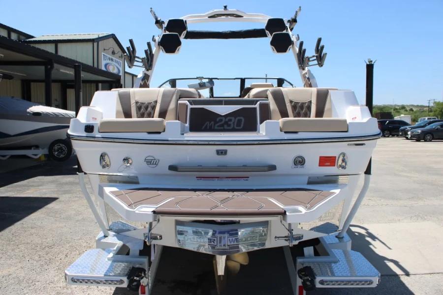 2027-malibu-m230-143978-image7.webp
