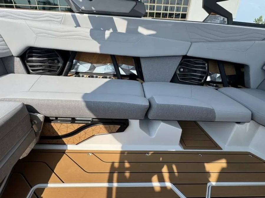 2027-nautique-g23-144049-image6.webp