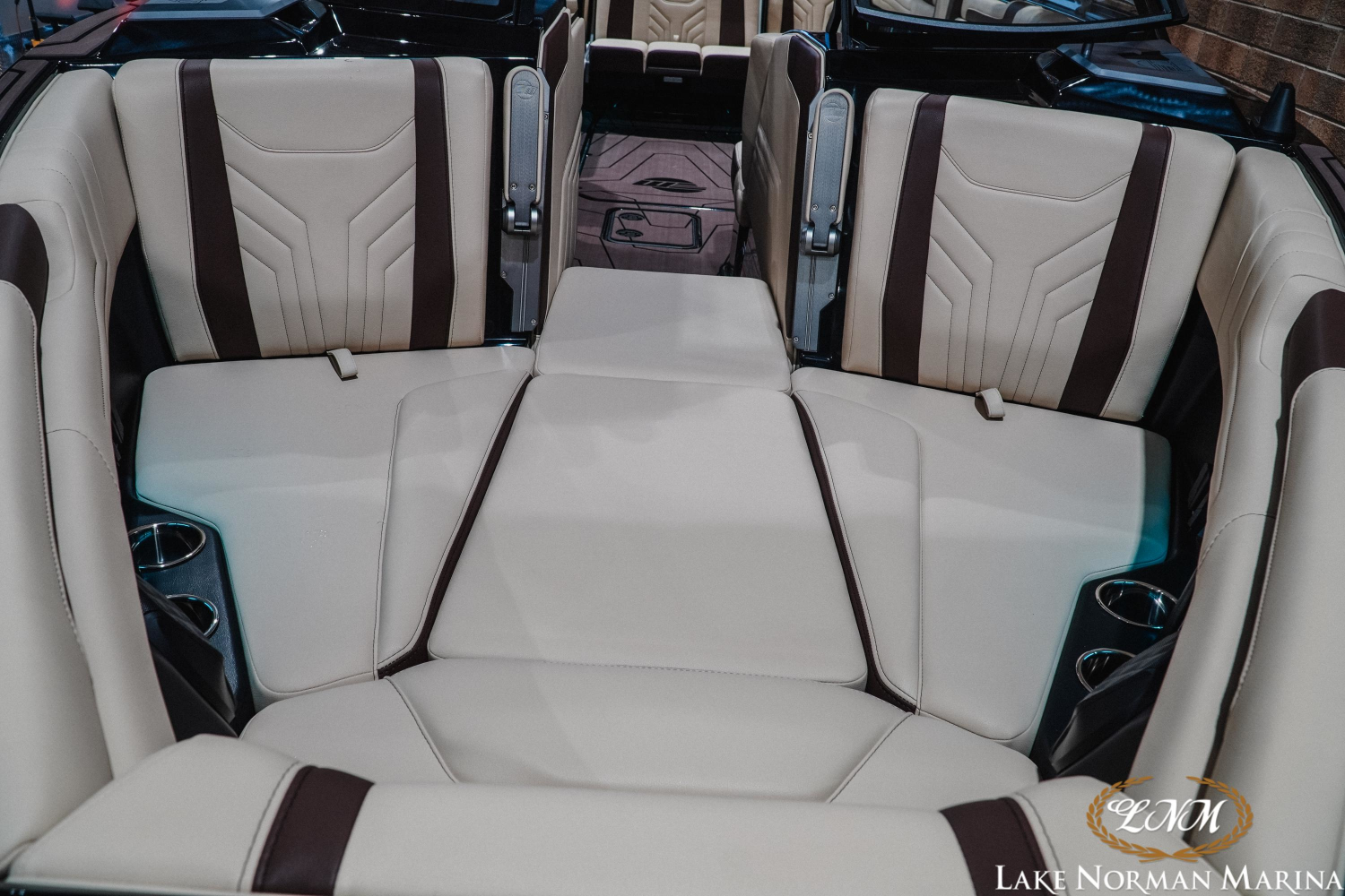 2027 Malibu 25 LSV
