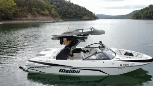 2017 Malibu Boats Wakesetter VLX 21 Icon