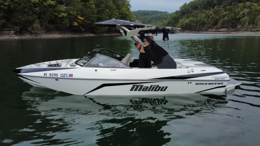 2017-malibu-wakesetter-vlx-144328-image8.webp