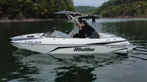 2017 Malibu Boats Wakesetter VLX 21 Icon