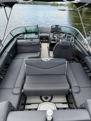 2020-mastercraft-xt21-144347-image1.webp