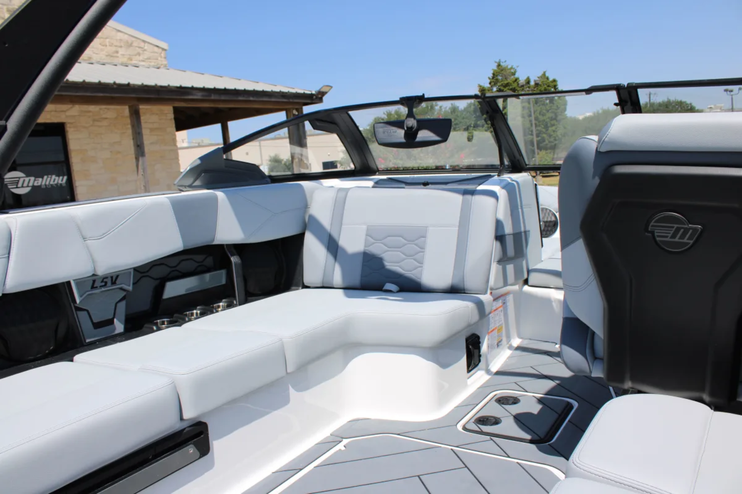 2027 Malibu 23 LSV