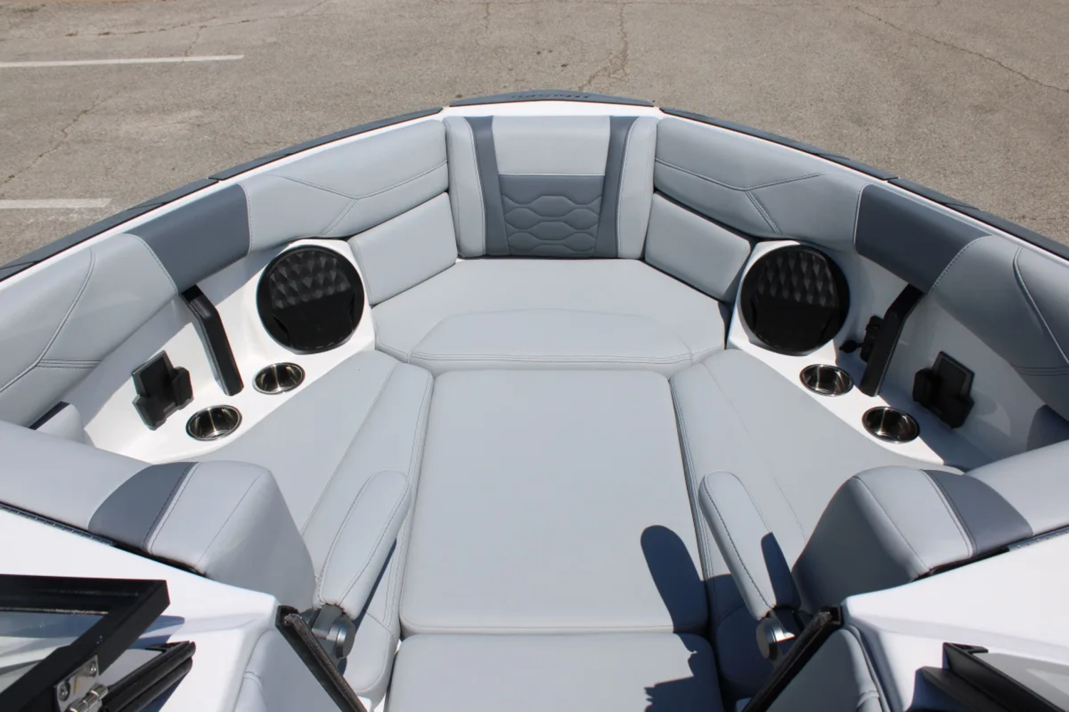 2027 Malibu 23 LSV