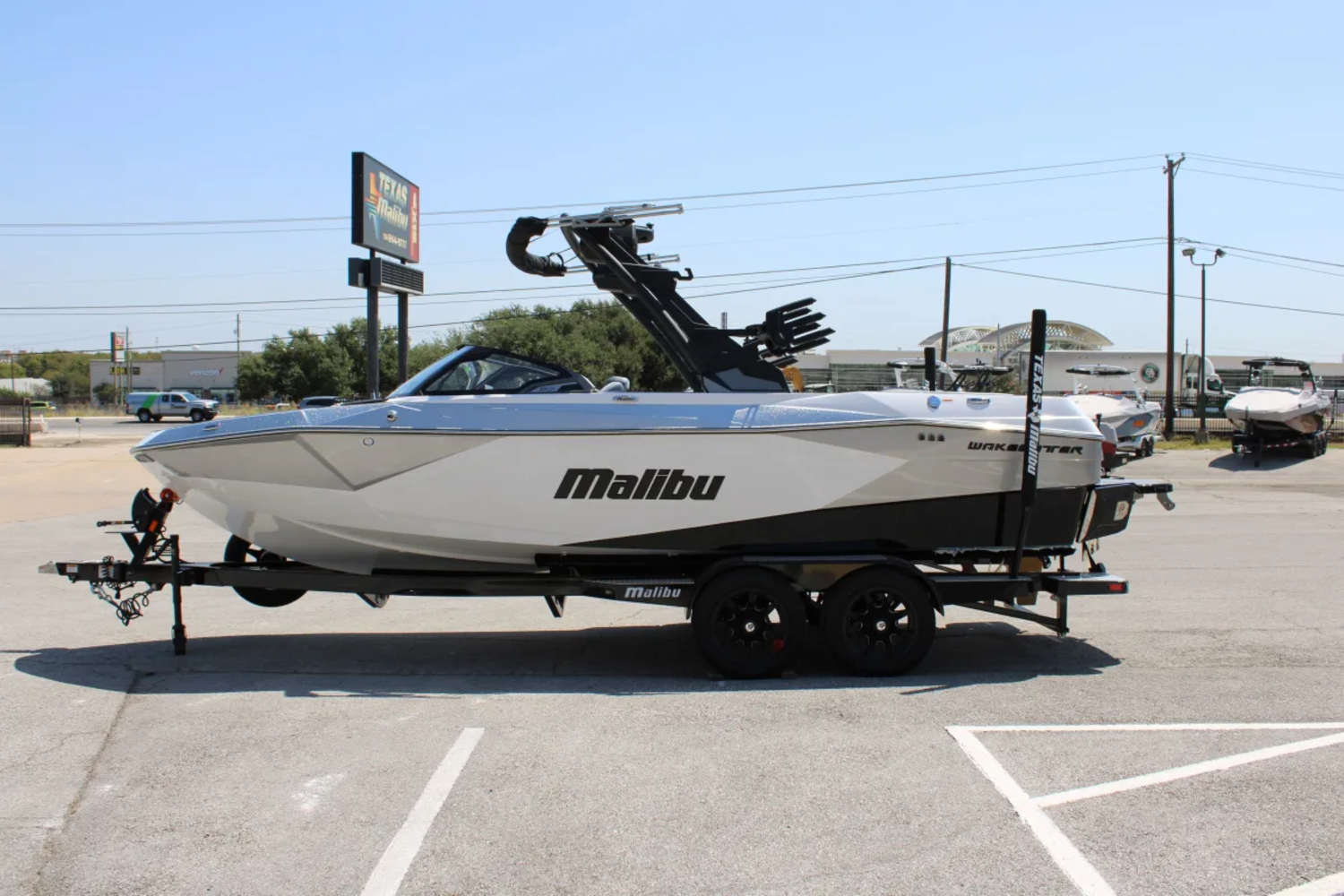 2027 Malibu 23 LSV