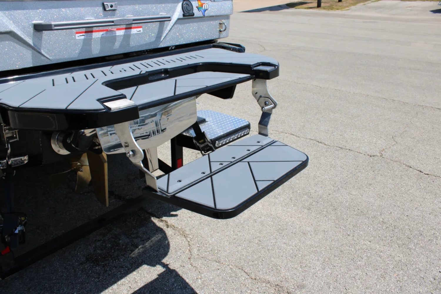 2027 Malibu 23 LSV