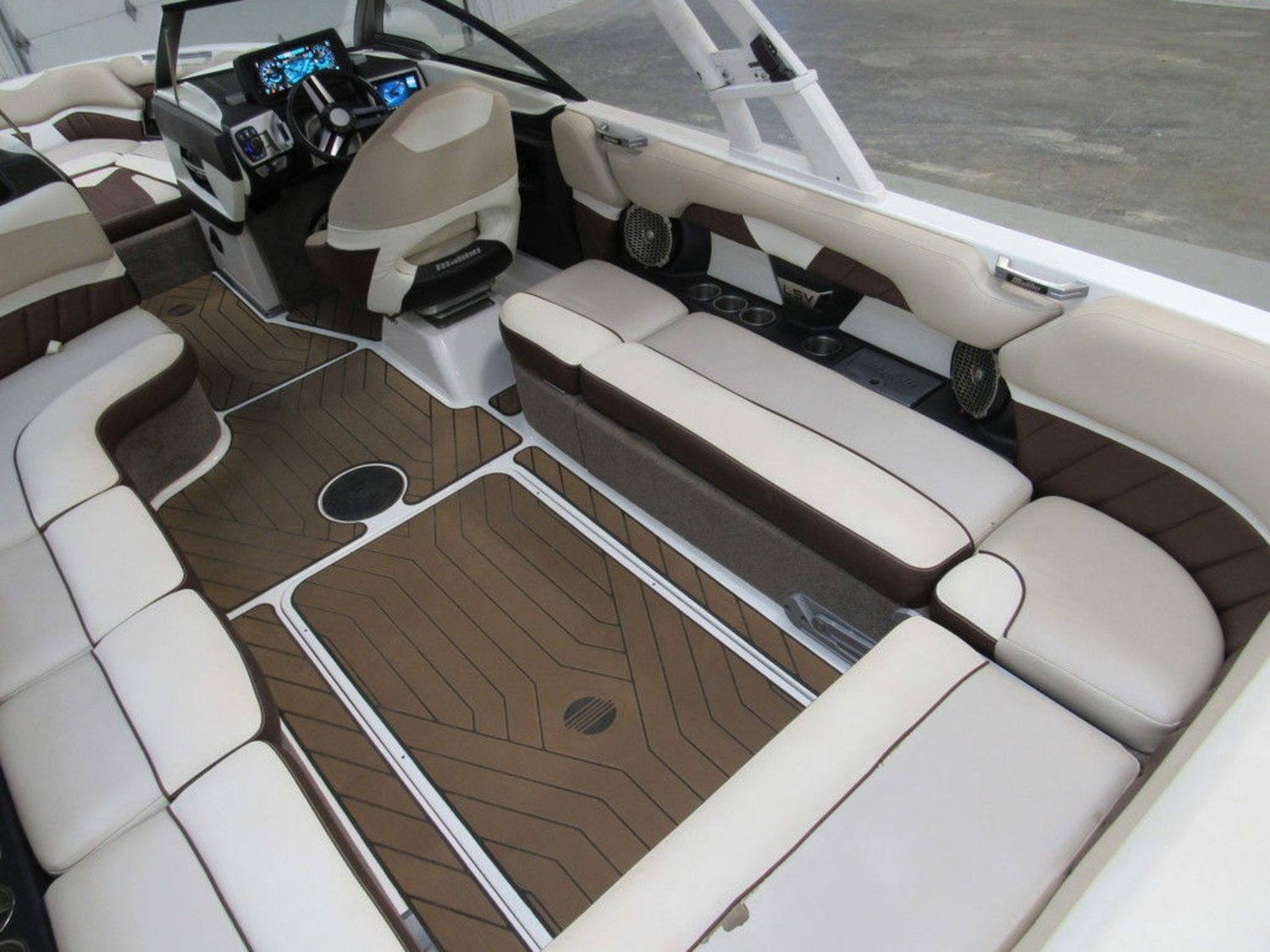 2016 Malibu Boats 25 LSV