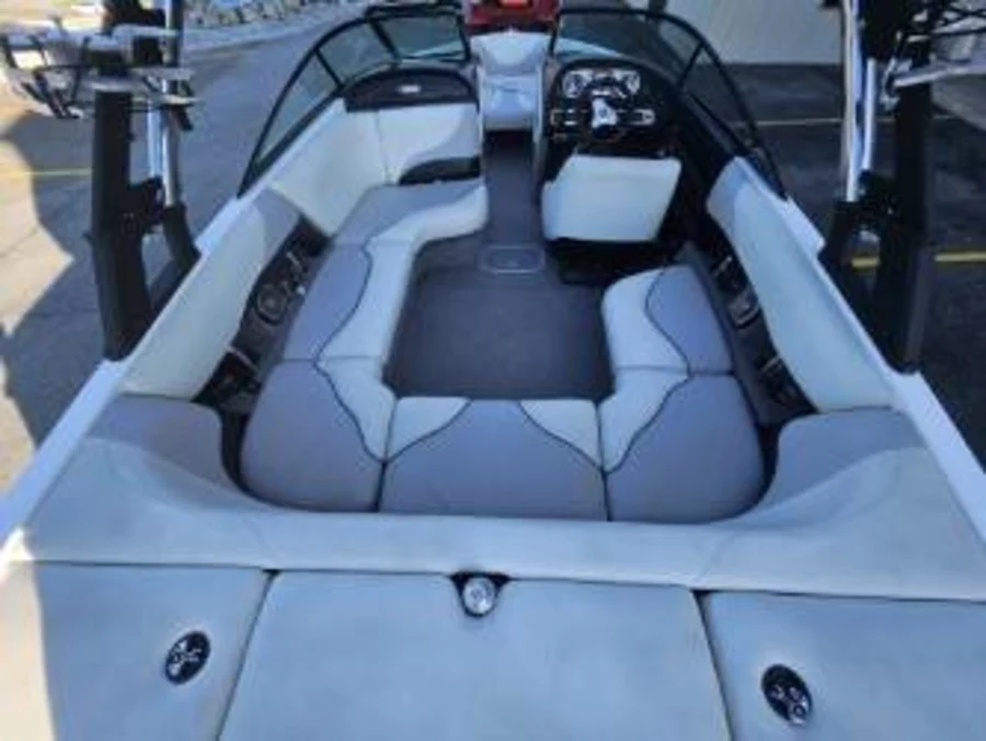 2010-malibu-corvette-144492-image7