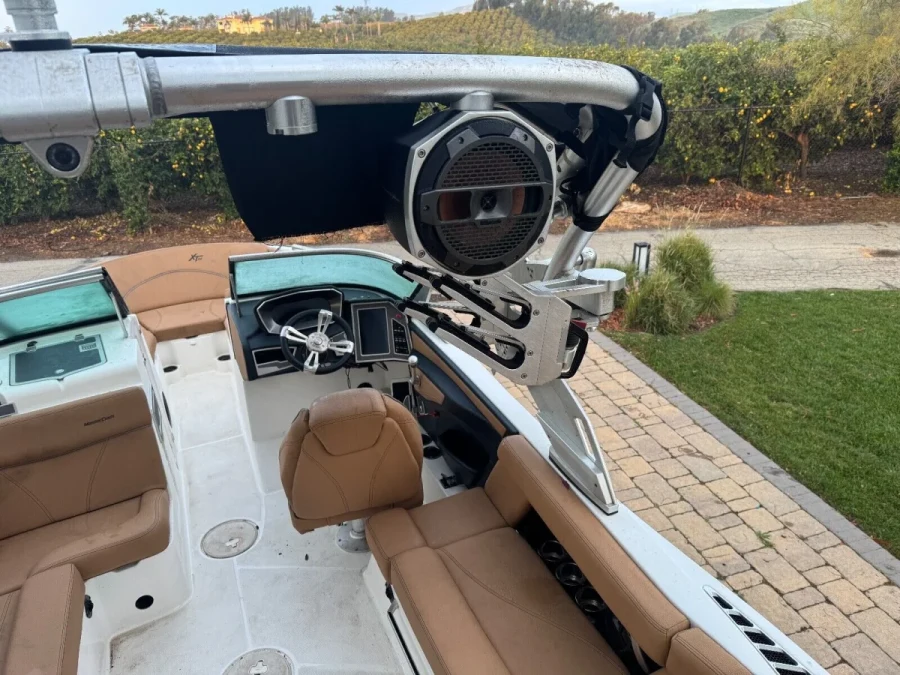 2018-mastercraft-xt22-144516-image1.webp