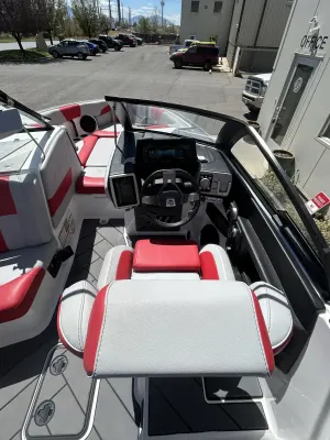 2023-malibu-wakesetter-25-lsv-144533-image6.webp