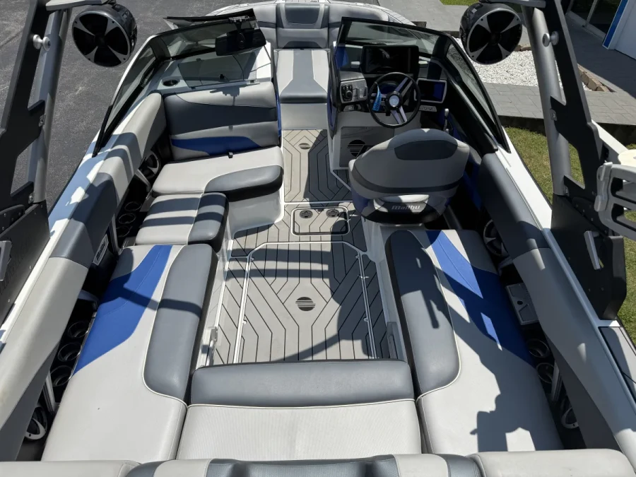 2017-malibu-wakesetter-22-mxz-144543-image10.webp