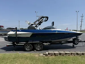 2017-malibu-wakesetter-22-mxz-144543-image4.webp