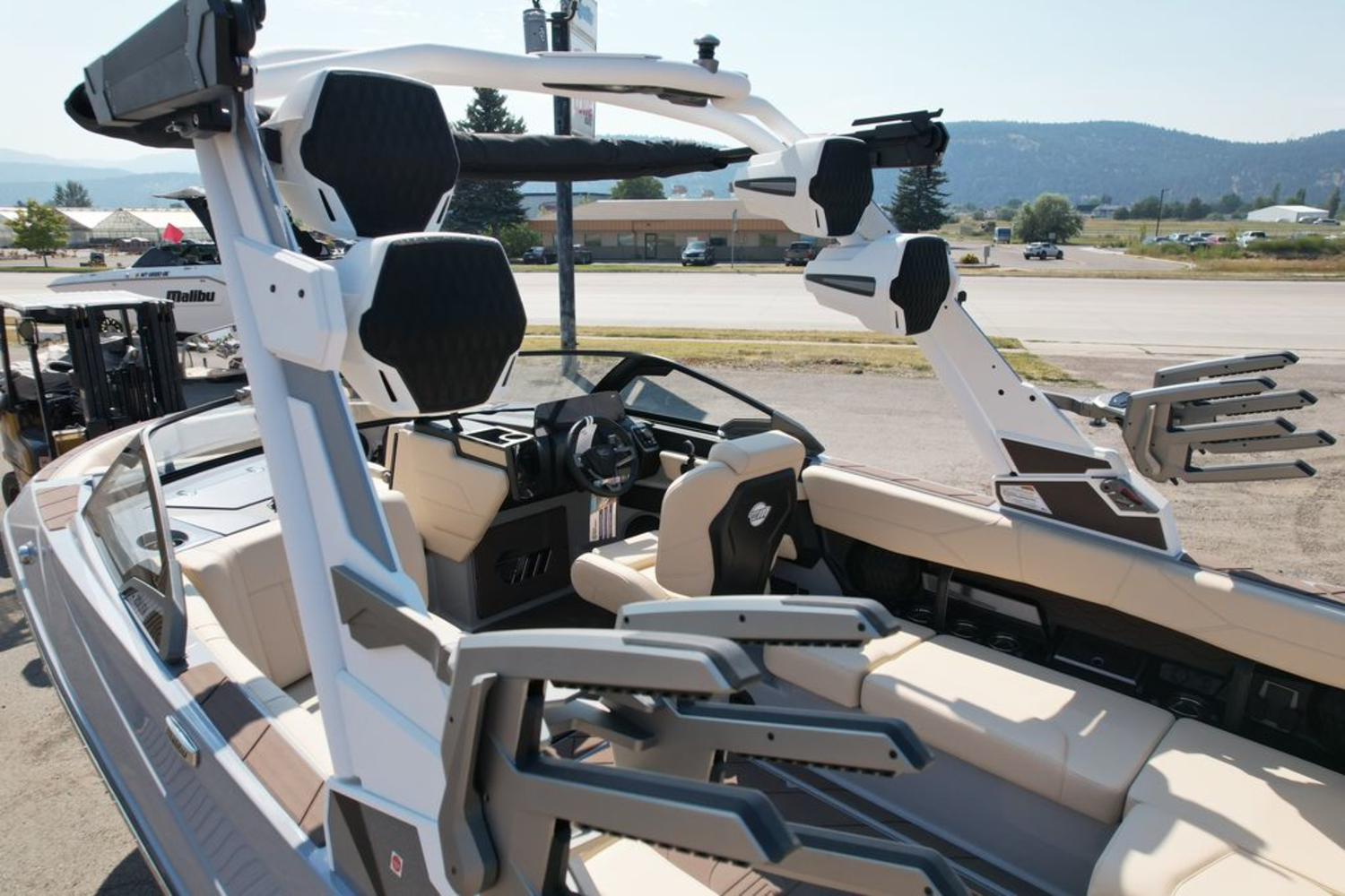 2027 Malibu Boats 23 LSV