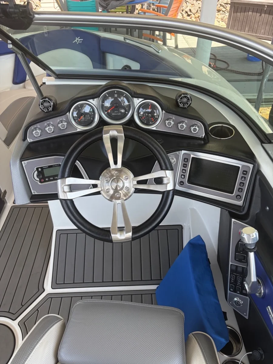 2017-mastercraft-xt23-144673-image8.webp