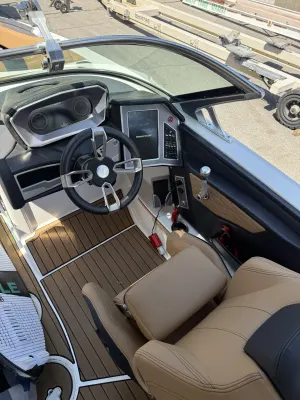 2021-mastercraft-x24-144809-image2.webp
