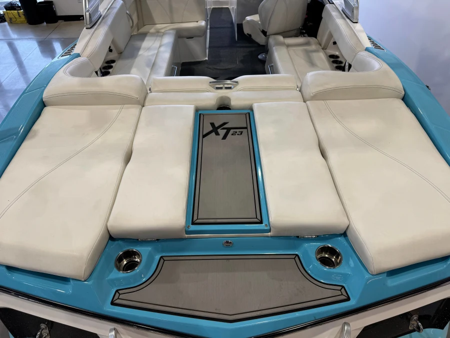 2019-mastercraft-xt23-142856-image10