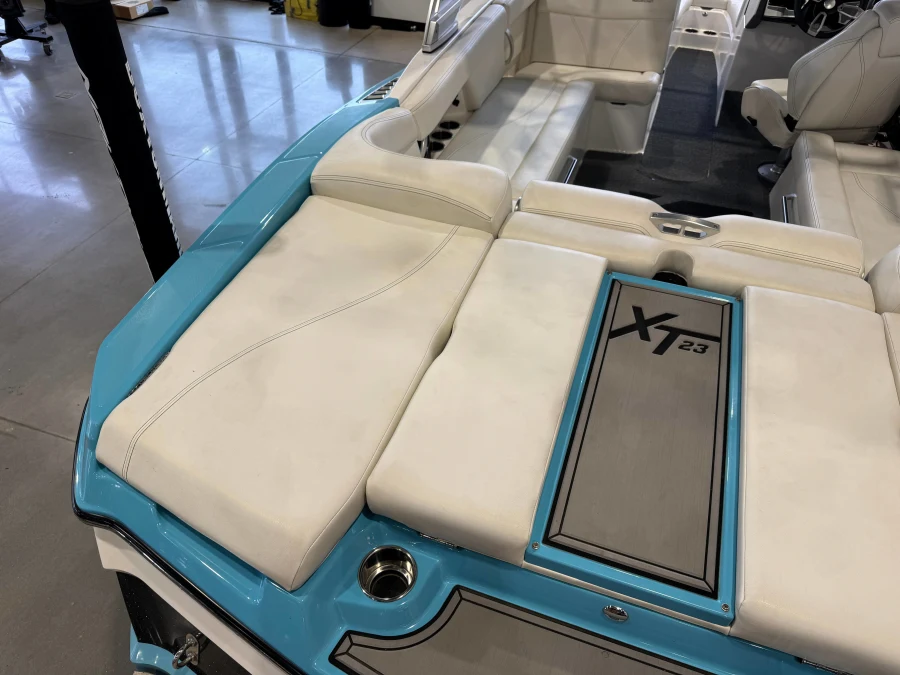 2019-mastercraft-xt23-142856-image12