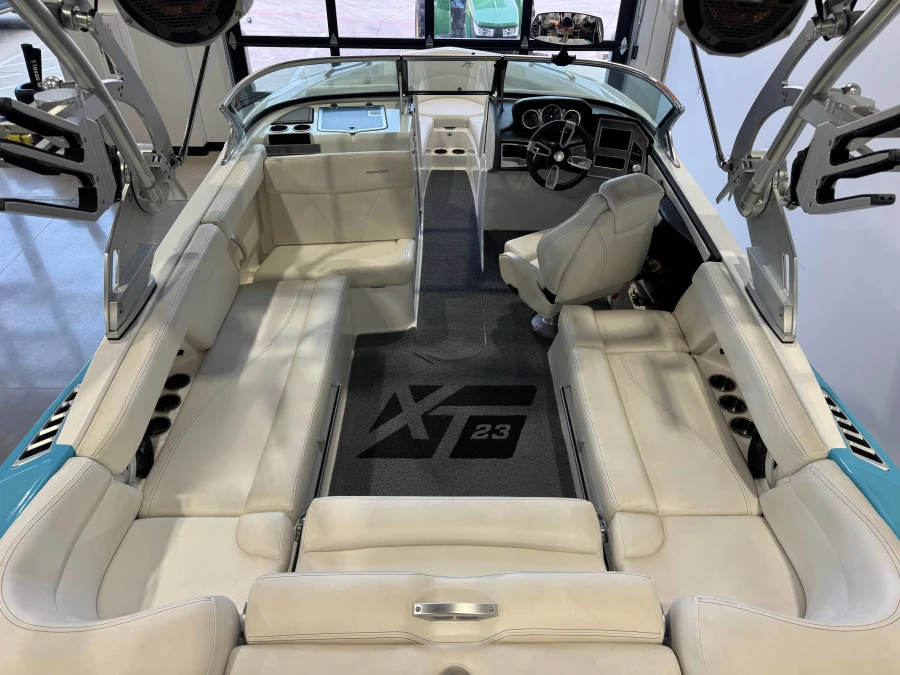 2019-mastercraft-xt23-142856-image13