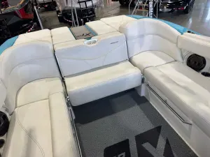 2019-mastercraft-xt23-142856-image15
