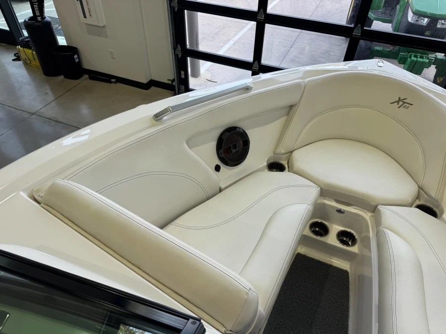 2019-mastercraft-xt23-142856-image18