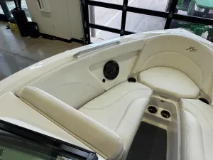 2019-mastercraft-xt23-142856-image18