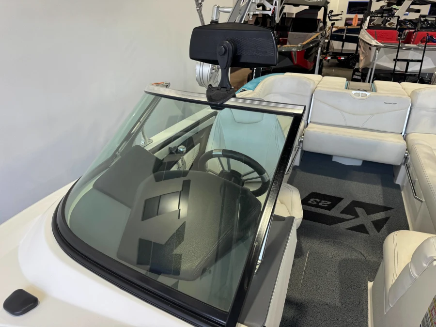 2019-mastercraft-xt23-142856-image19
