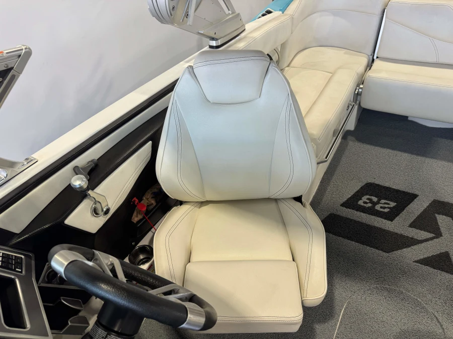 2019-mastercraft-xt23-142856-image20