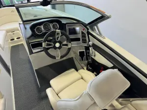 2019-mastercraft-xt23-142856-image24