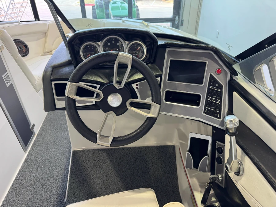 2019-mastercraft-xt23-142856-image25